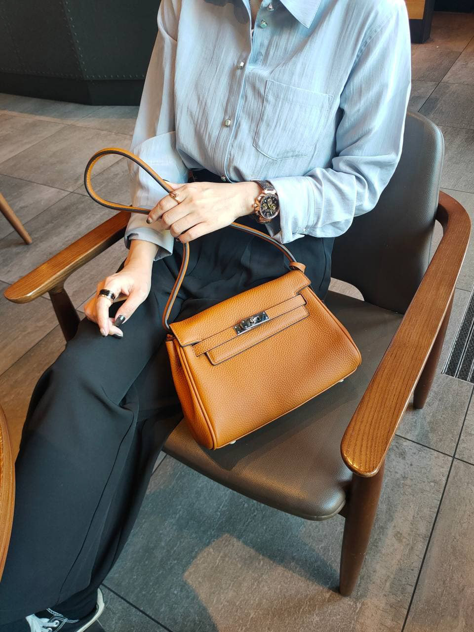 На фото 3 - Кожаная женская сумка-портфель, цвет рыжий