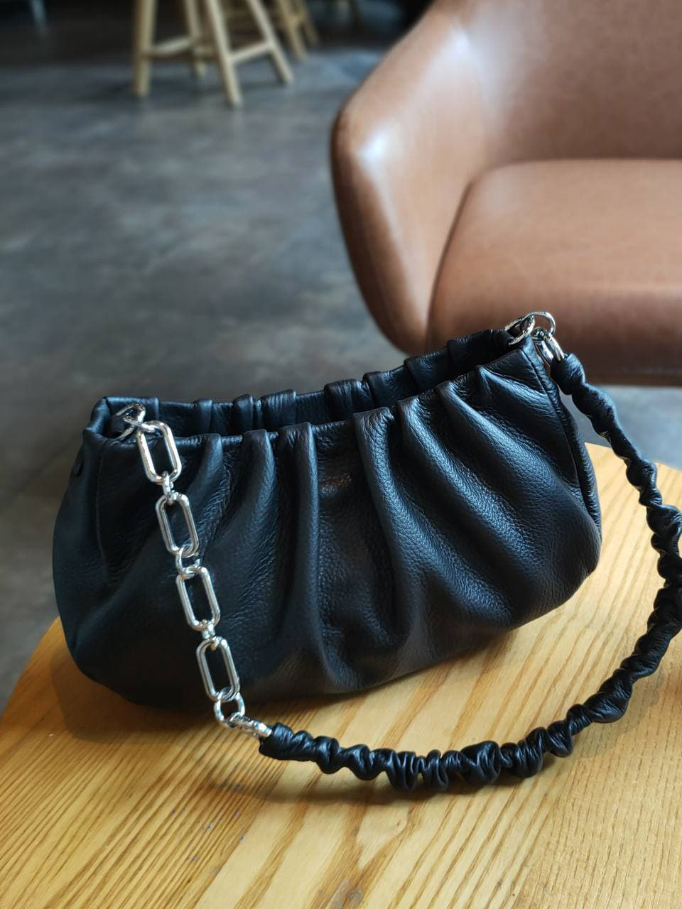 На фото 1 - Женская сумка-седло из натуральной кожи, цвет чёрный