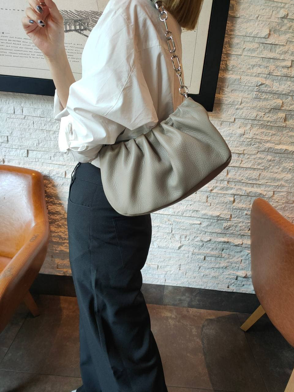 На фото 1 - Женская сумка-седло из натуральной кожи, цвет серый