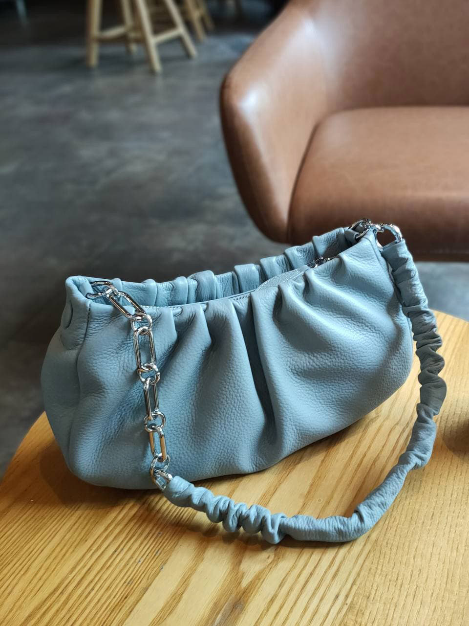 На фото 1 - Женская сумка-седло из натуральной кожи, цвет голубой