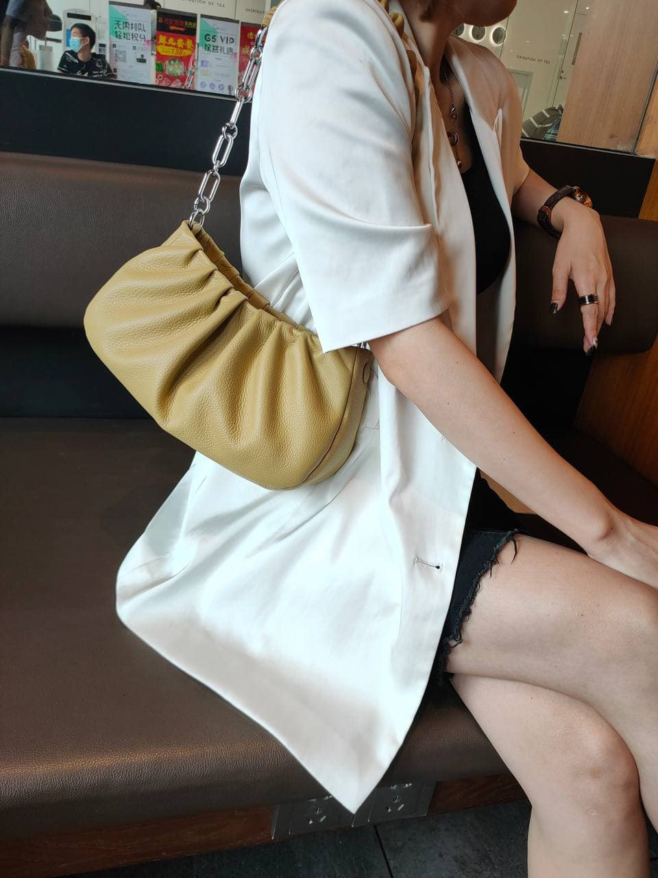 На фото 1 - Женская сумка-седло из натуральной кожи, цвет горчичный