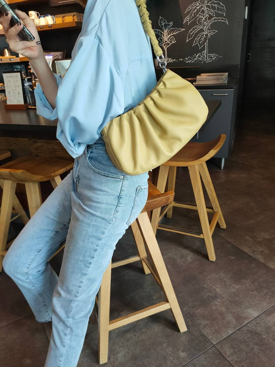 На фото 3 - Женская сумка-седло из натуральной кожи, цвет горчичный
