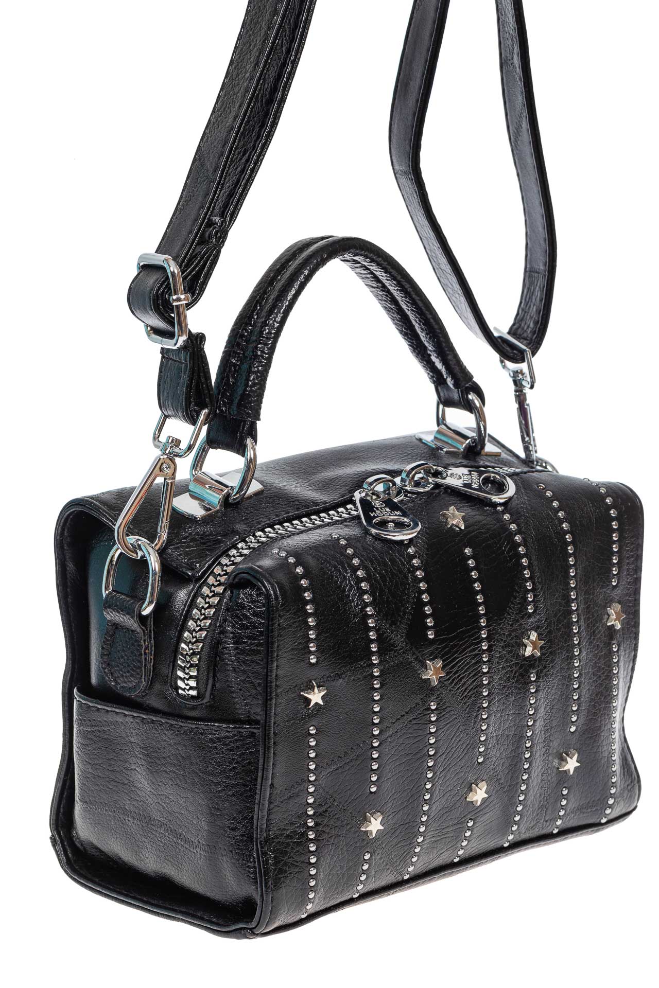 На фото 1 - Чёрная женская сумка из экокожи с металлическим декором