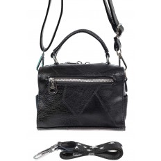 На фото 3 - Чёрная женская сумка из экокожи с металлическим декором