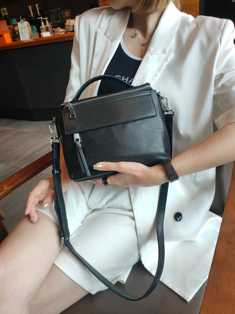На фото 3 - Женская сумка через плечо из фактурной натуральной кожи, цвет черный
