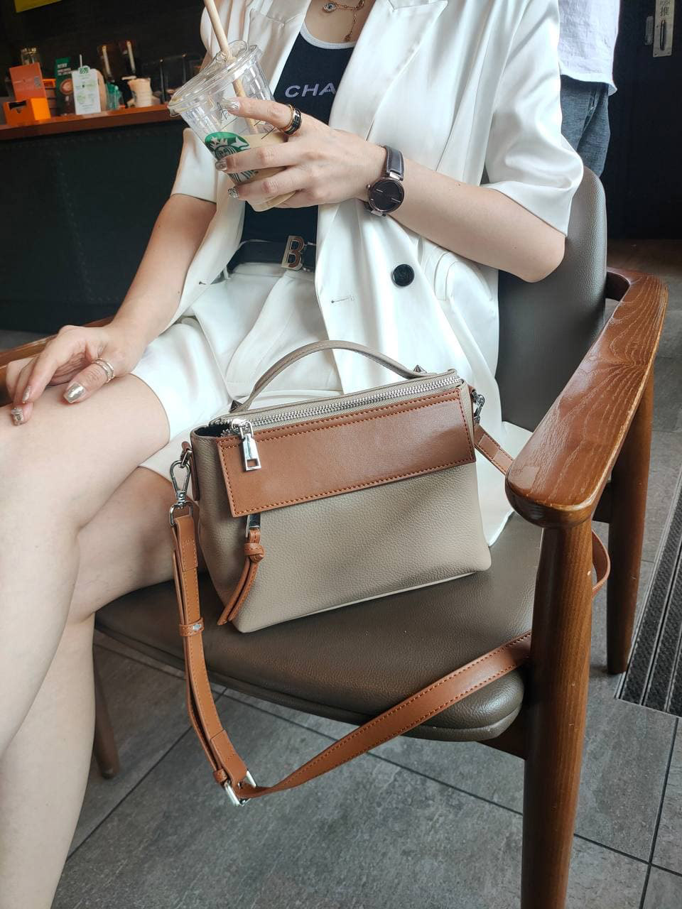 На фото 1 - Женская сумка через плечо из фактурной натуральной кожи, цвет бежевый с коричневым