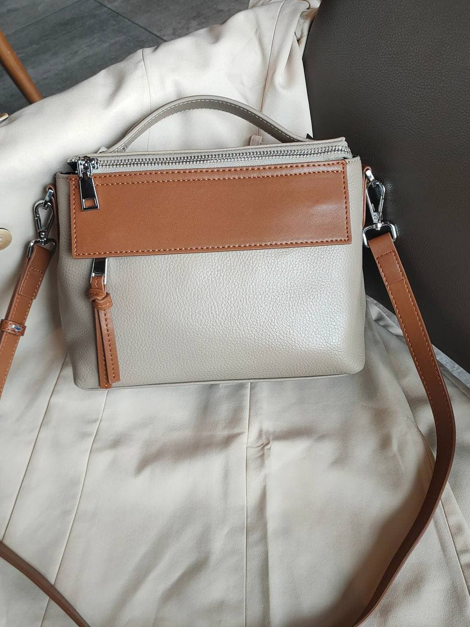 На фото 2 - Женская сумка через плечо из фактурной натуральной кожи, цвет бежевый с коричневым