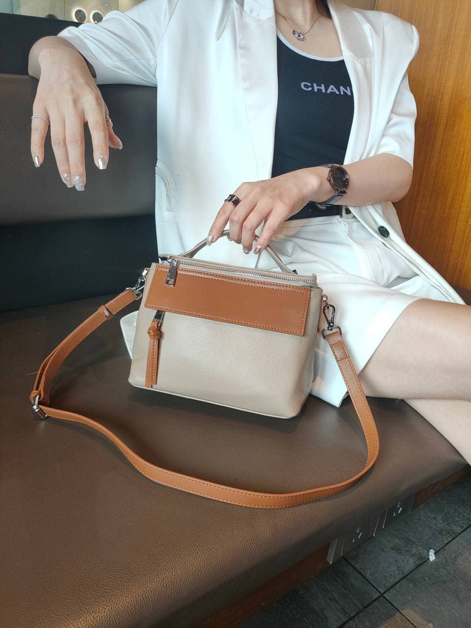 На фото 3 - Женская сумка через плечо из фактурной натуральной кожи, цвет бежевый с коричневым