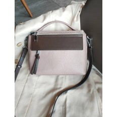 На фото 2 - Женская сумка через плечо из фактурной натуральной кожи, цвет розовый+шоколад