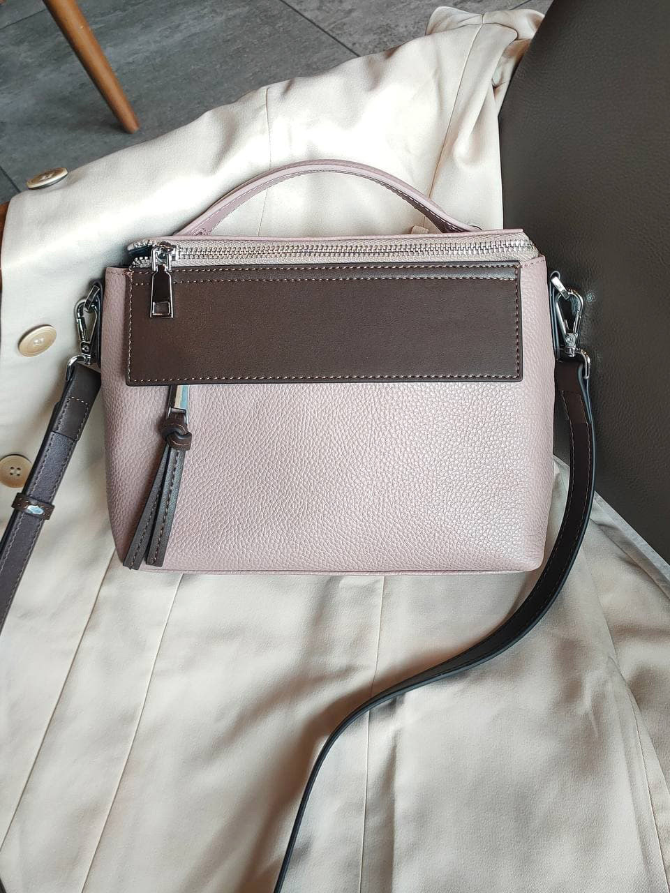 На фото 2 - Женская сумка через плечо из фактурной натуральной кожи, цвет розовый+шоколад