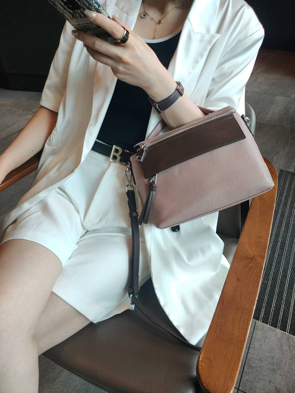 На фото 3 - Женская сумка через плечо из фактурной натуральной кожи, цвет розовый+шоколад