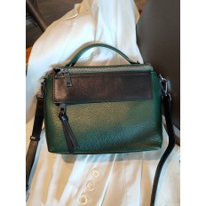На фото 2 - Женская сумка через плечо из фактурной натуральной кожи, цвет зеленый
