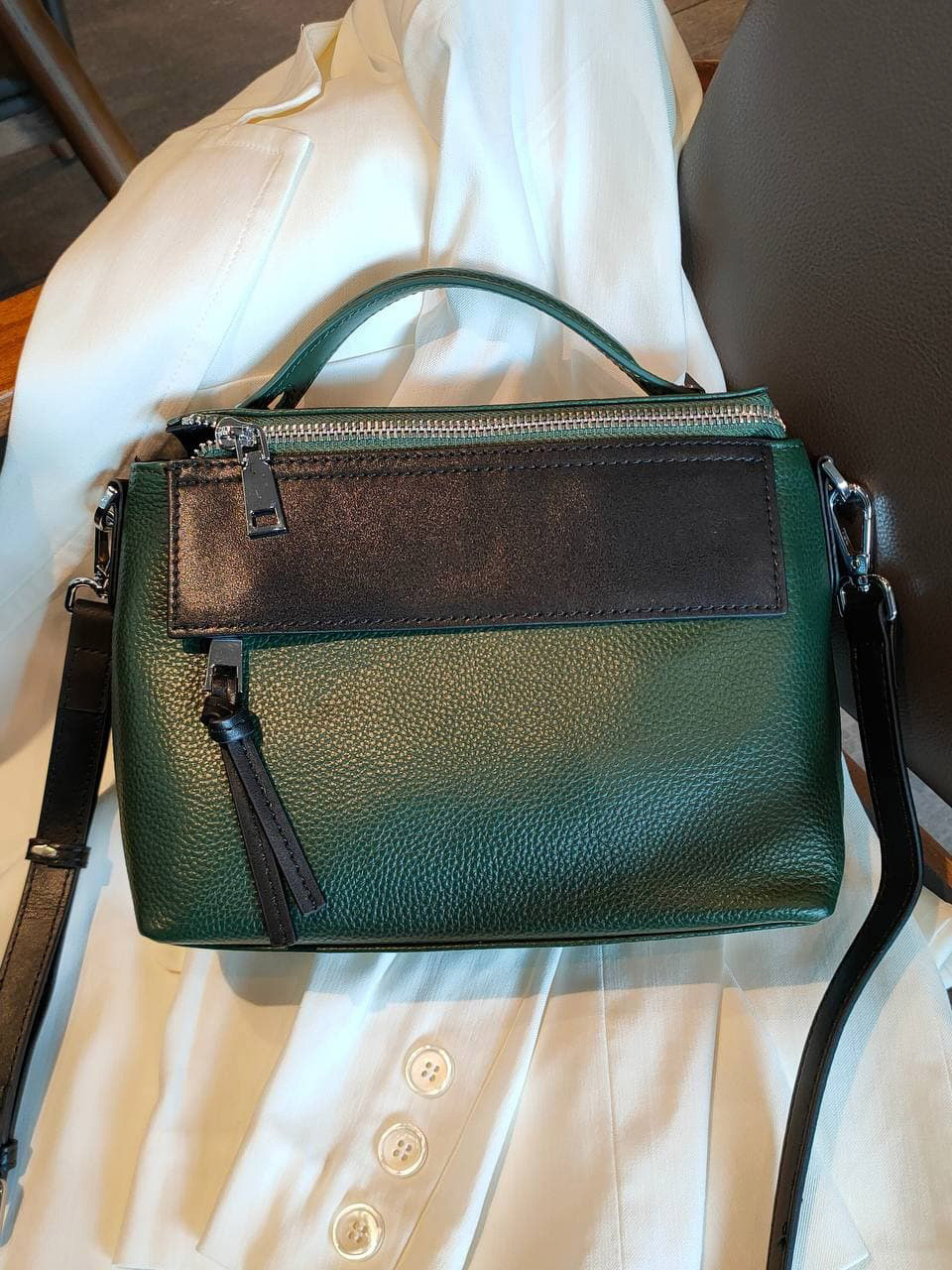 На фото 2 - Женская сумка через плечо из фактурной натуральной кожи, цвет зеленый