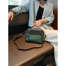 На фото 3 - Женская сумка через плечо из фактурной натуральной кожи, цвет зеленый