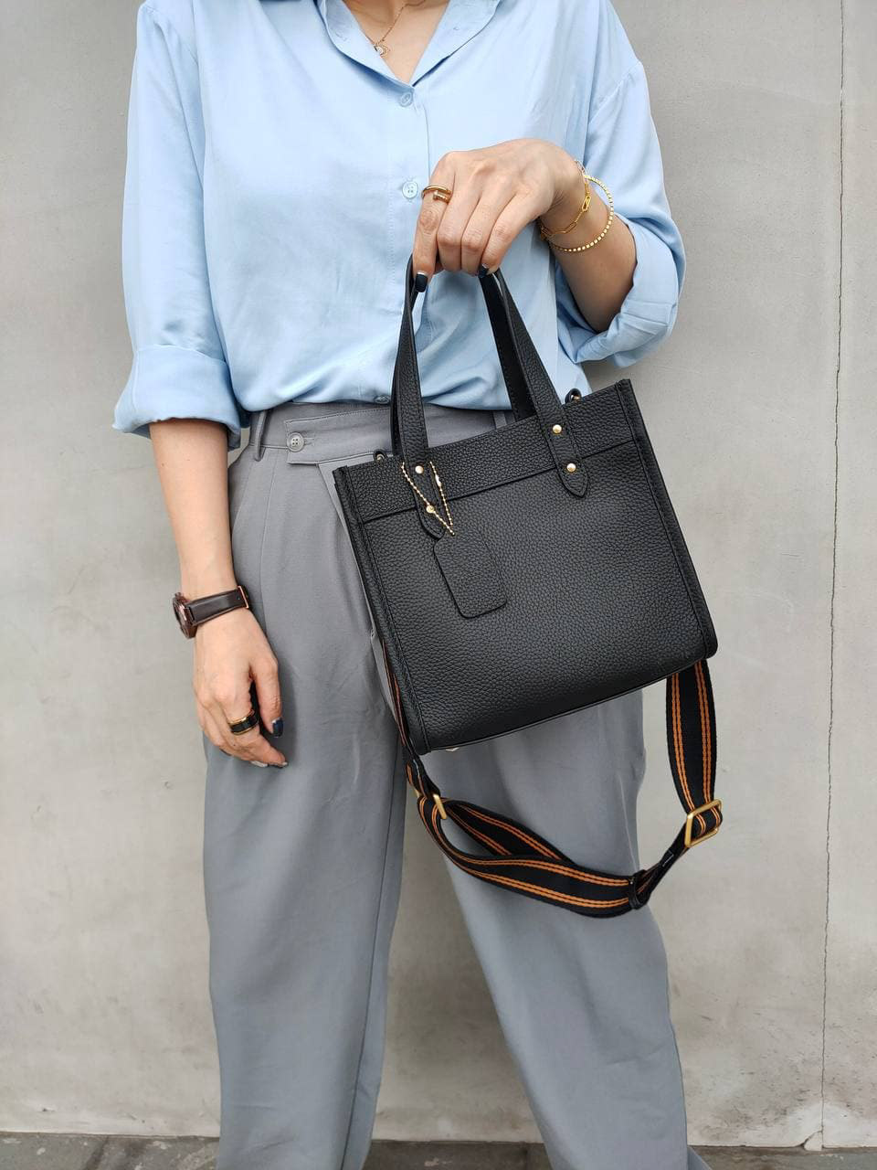 На фото 1 - Женская сумка кросс-боди из натуральной кожи, цвет  черный