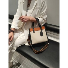 На фото 3 - Женская сумка кросс-боди из натуральной кожи, цвет  молочный+рыжий+черный