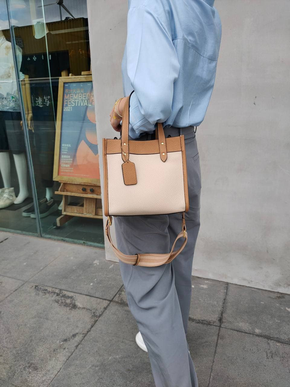 На фото 3 - Женская сумка кросс-боди из натуральной кожи, цвет молочный+бежевый