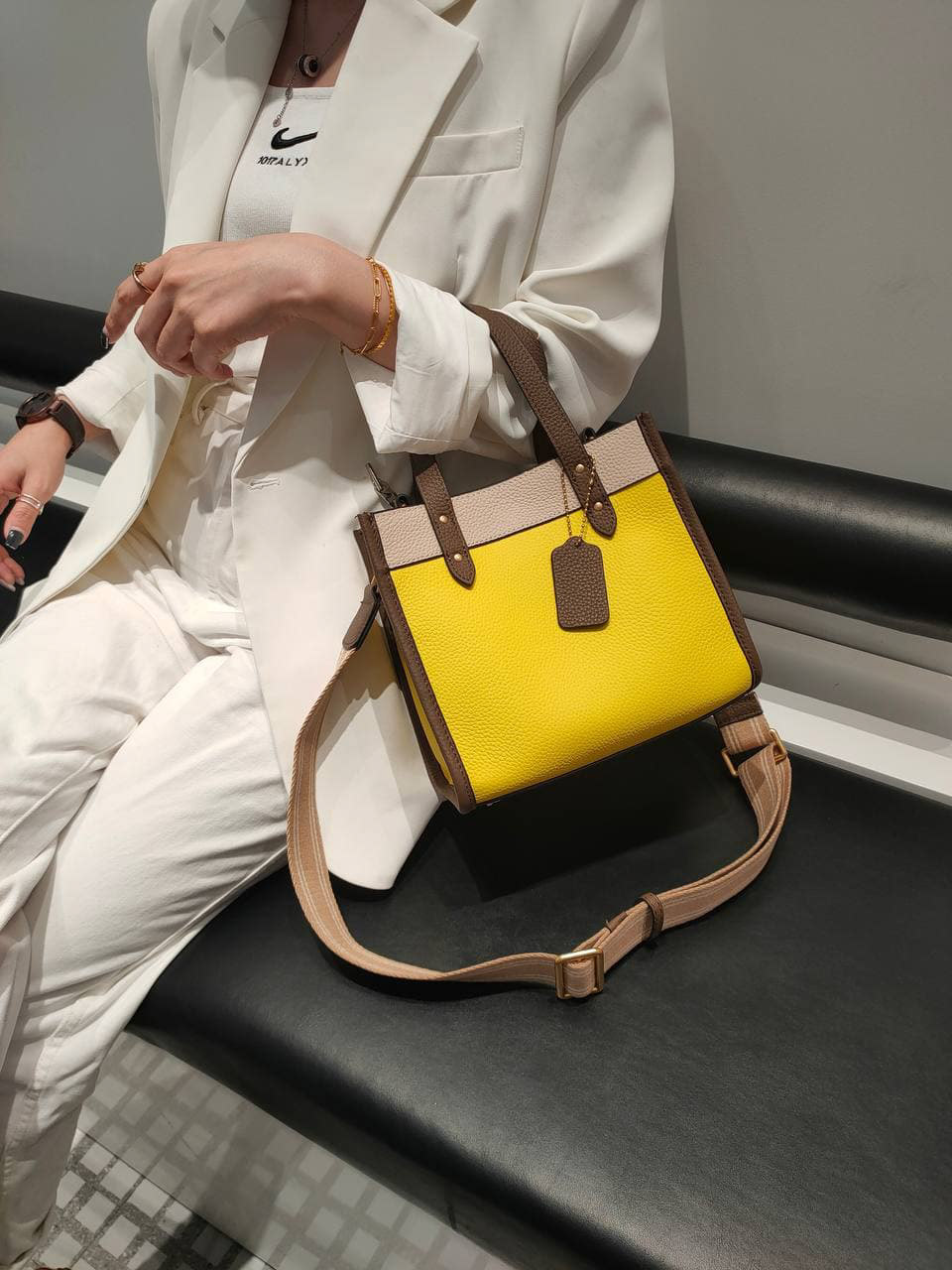 На фото 1 - Женская сумка кросс-боди из натуральной кожи, цвет  желтый+бежевый+коричневый