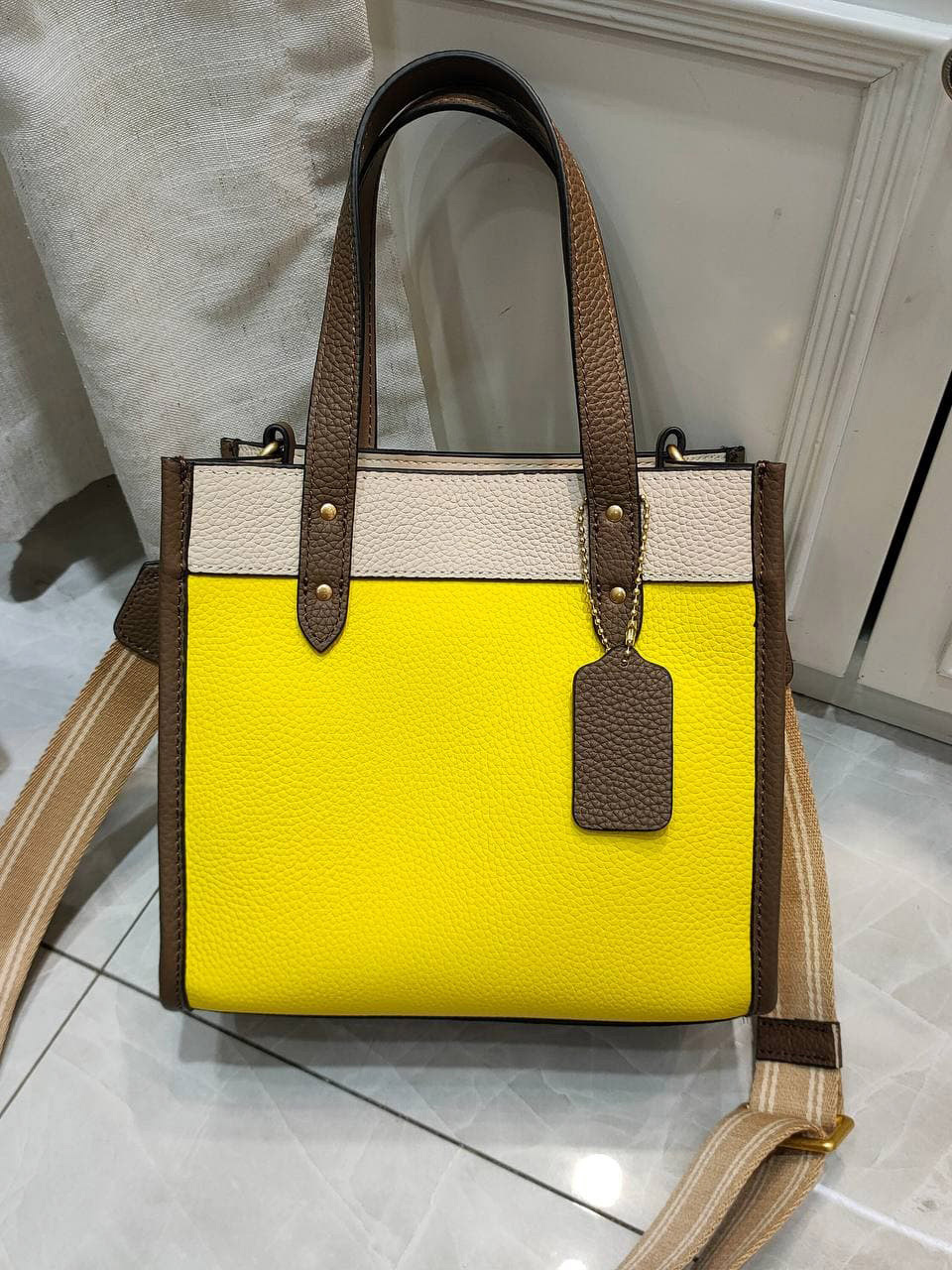На фото 2 - Женская сумка кросс-боди из натуральной кожи, цвет  желтый+бежевый+коричневый