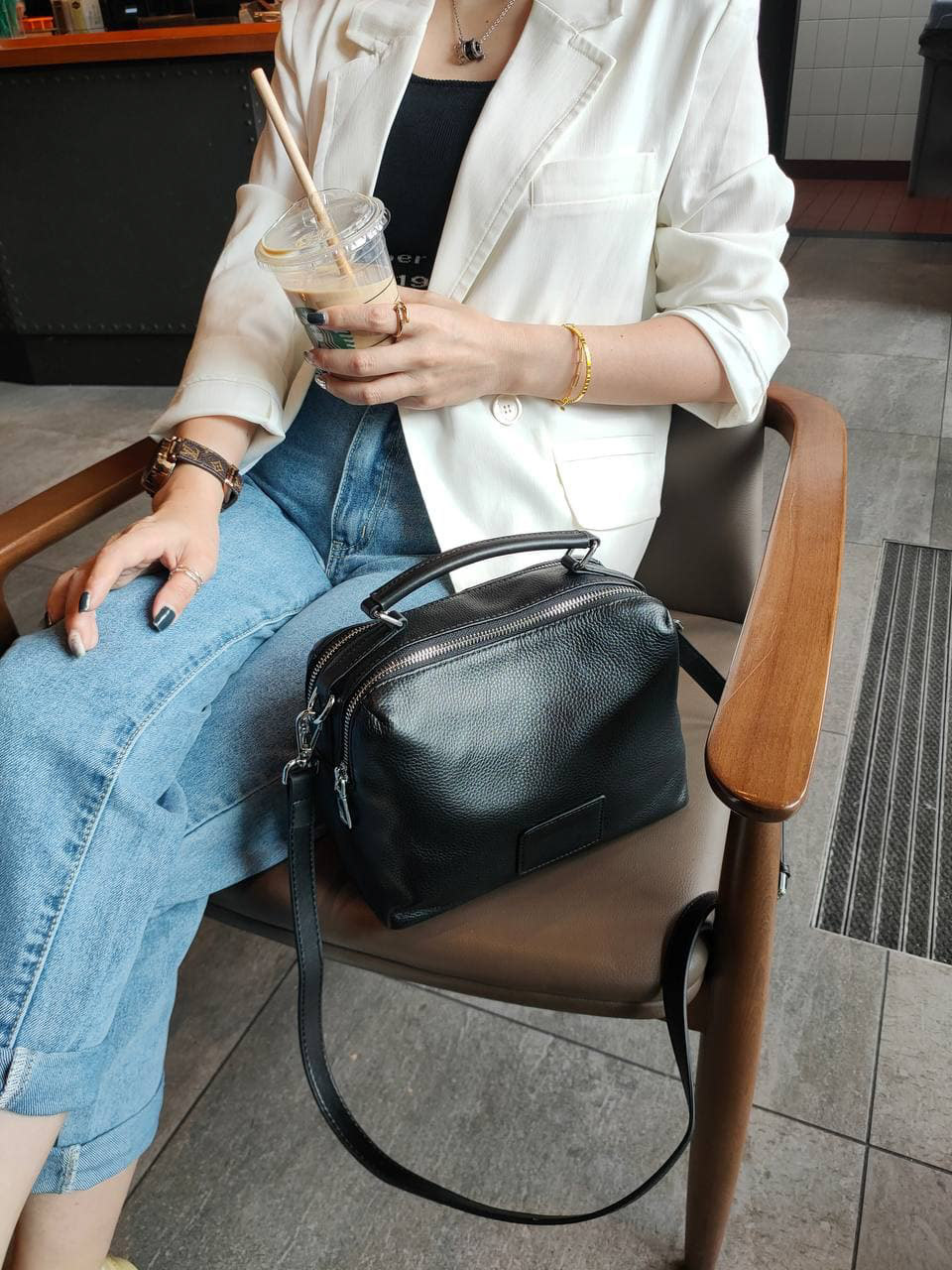 На фото 1 - Женская сумка кросс-боди из натуральной кожи, цвет черный