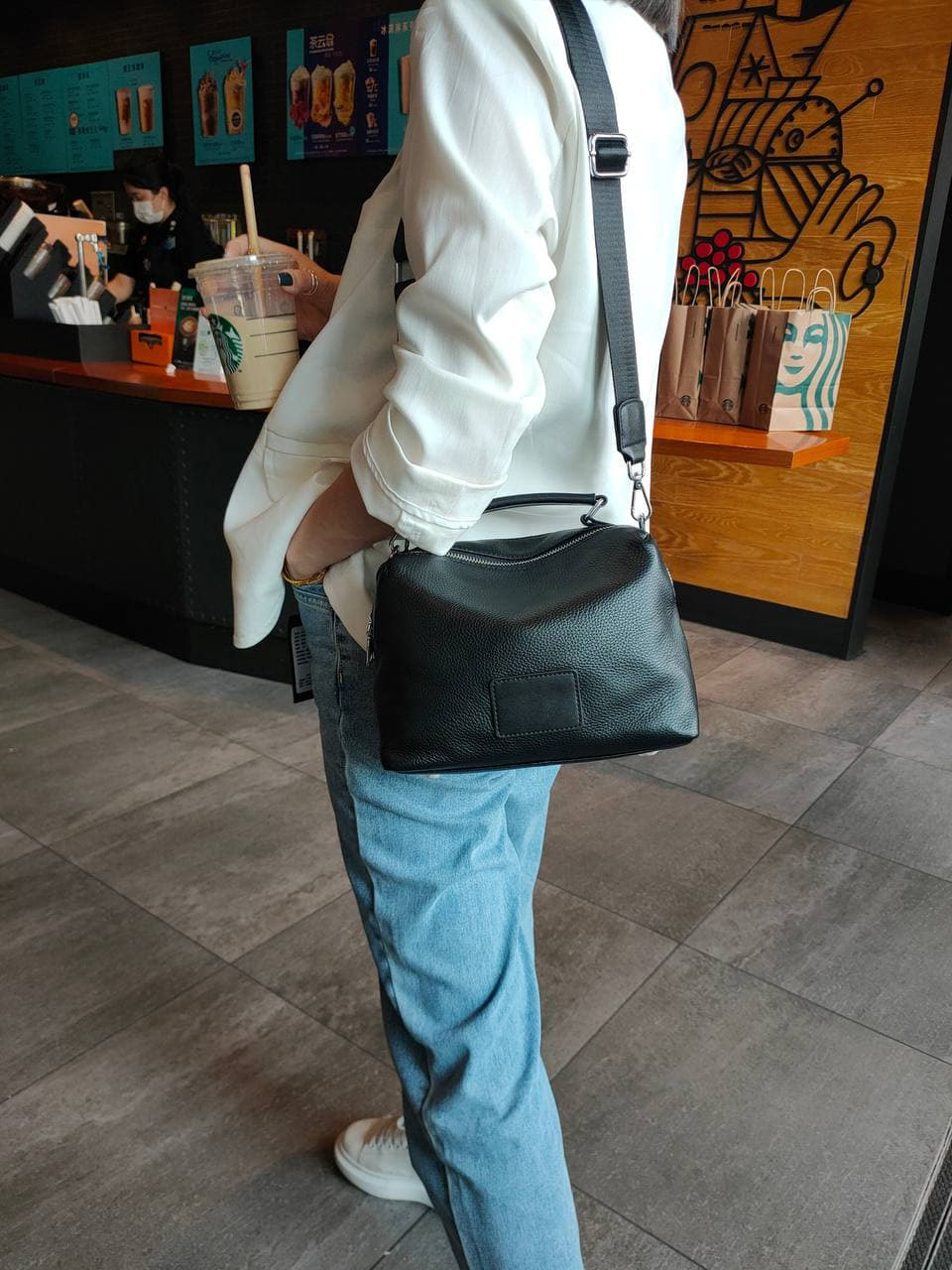 На фото 3 - Женская сумка кросс-боди из натуральной кожи, цвет черный