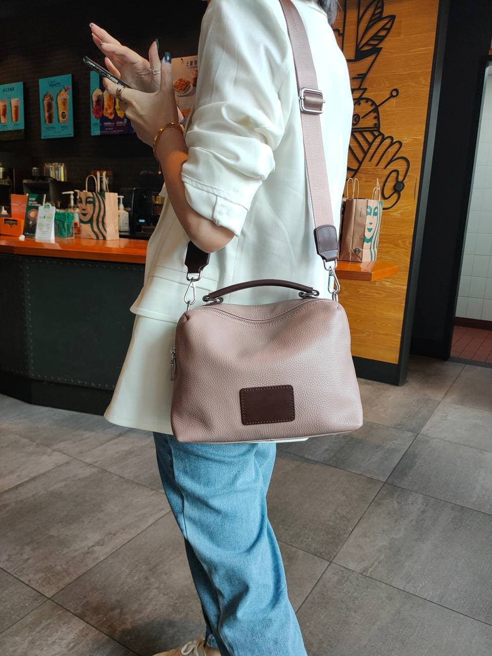 На фото 1 - Женская сумка кросс-боди из натуральной кожи, цвет розовый+коричневый