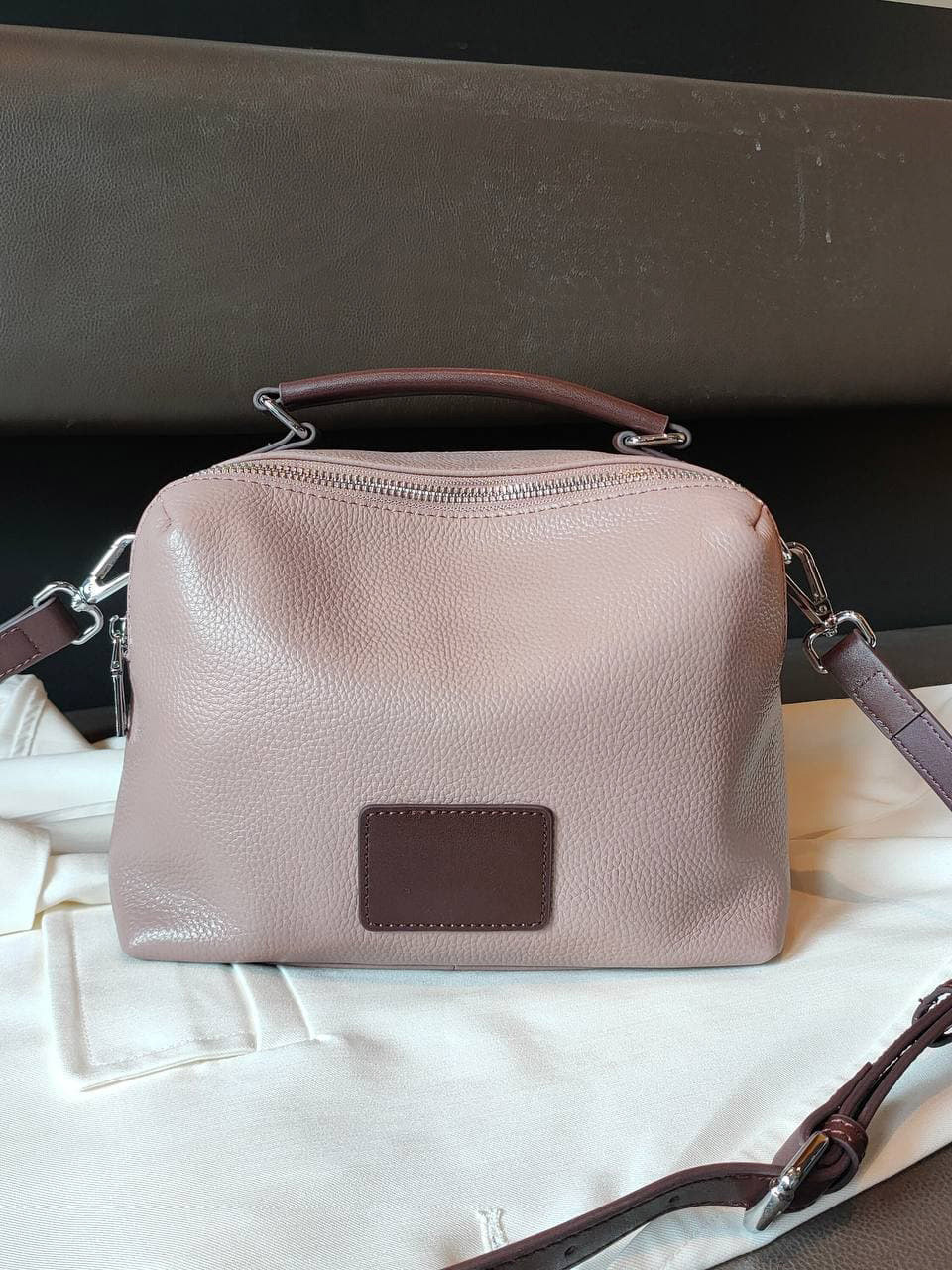 На фото 2 - Женская сумка кросс-боди из натуральной кожи, цвет розовый+коричневый