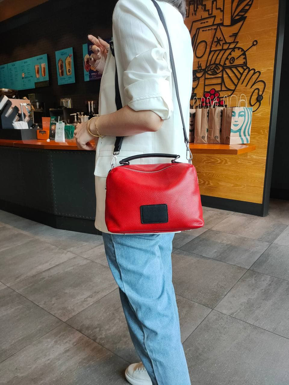 На фото 1 - Женская сумка кросс-боди из натуральной кожи, цвет красный+черный