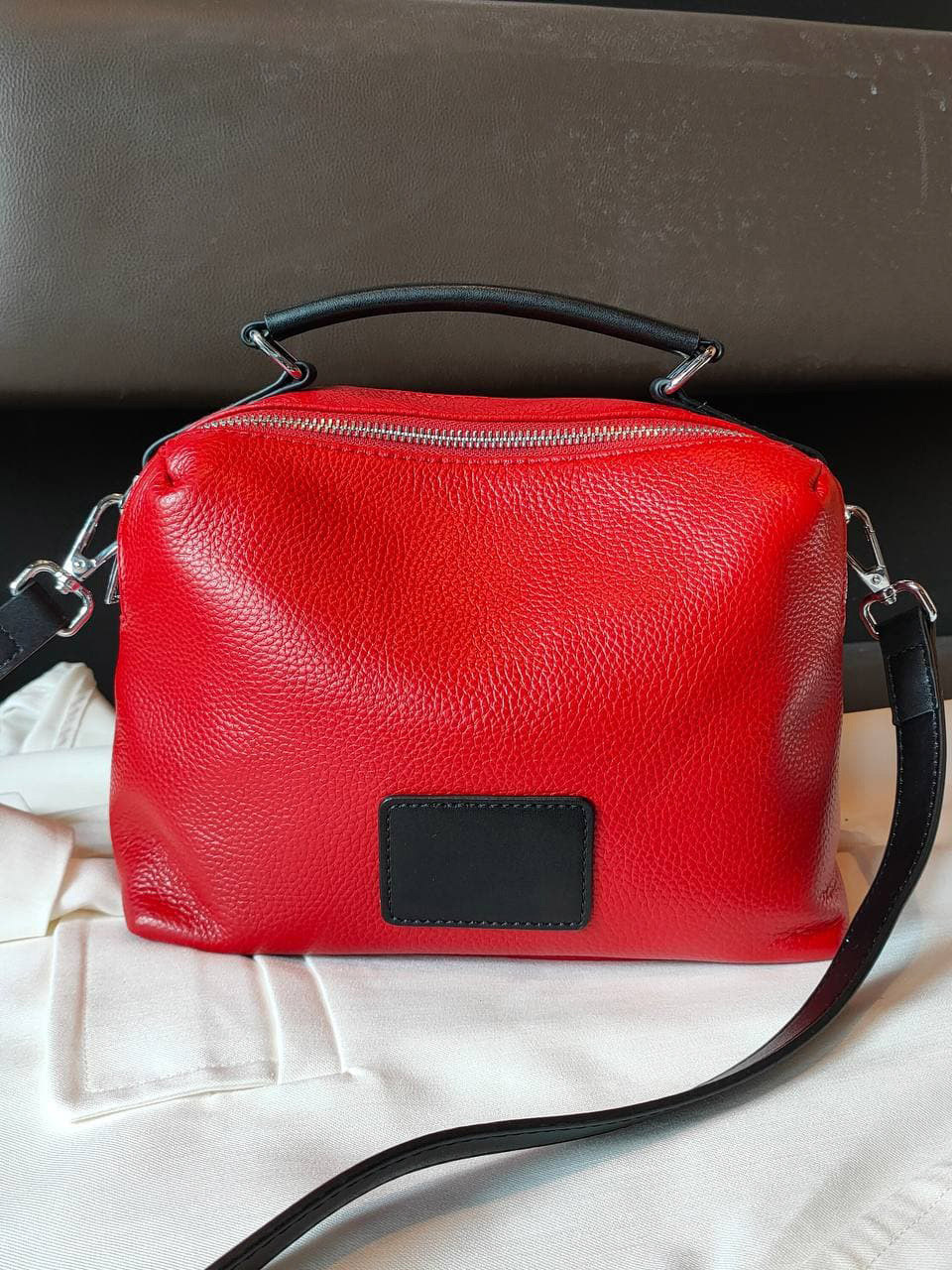 На фото 2 - Женская сумка кросс-боди из натуральной кожи, цвет красный+черный