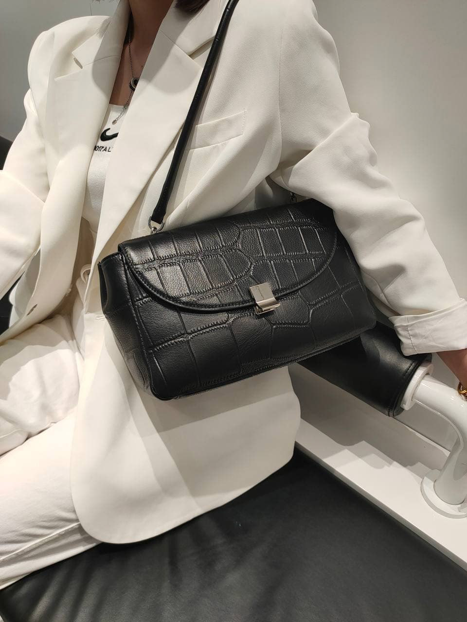 На фото 3 - Женская сумка-трапеция из  из натуральной кожи, цвет черный