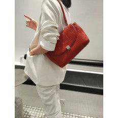 На фото 3 - Женская сумка-трапеция из  из натуральной кожи, цвет  оранжевый
