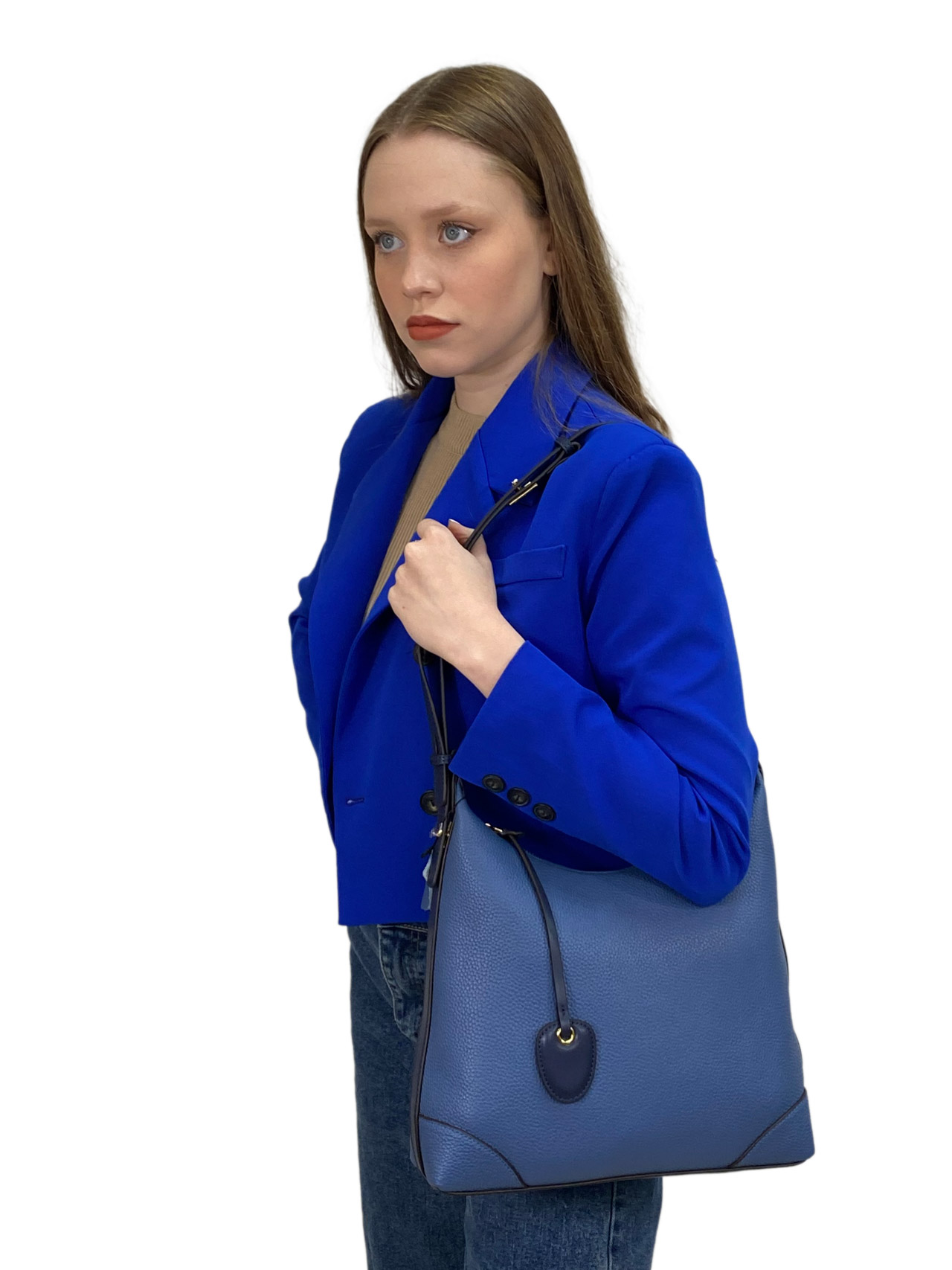 На фото 2 - Женская сумка хобо из натуральной кожи, цвет  синий