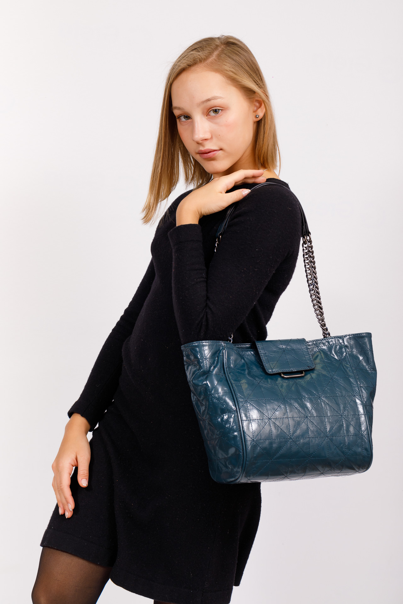 На фото 5 - Стильная кожаная сумка женская стеганая, сине-серая