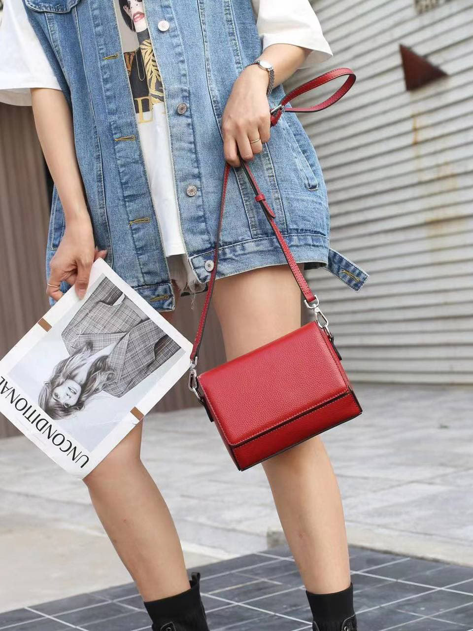 На фото 1 - Женская сумка кросс-боди из натуральной кожи, цвет красный