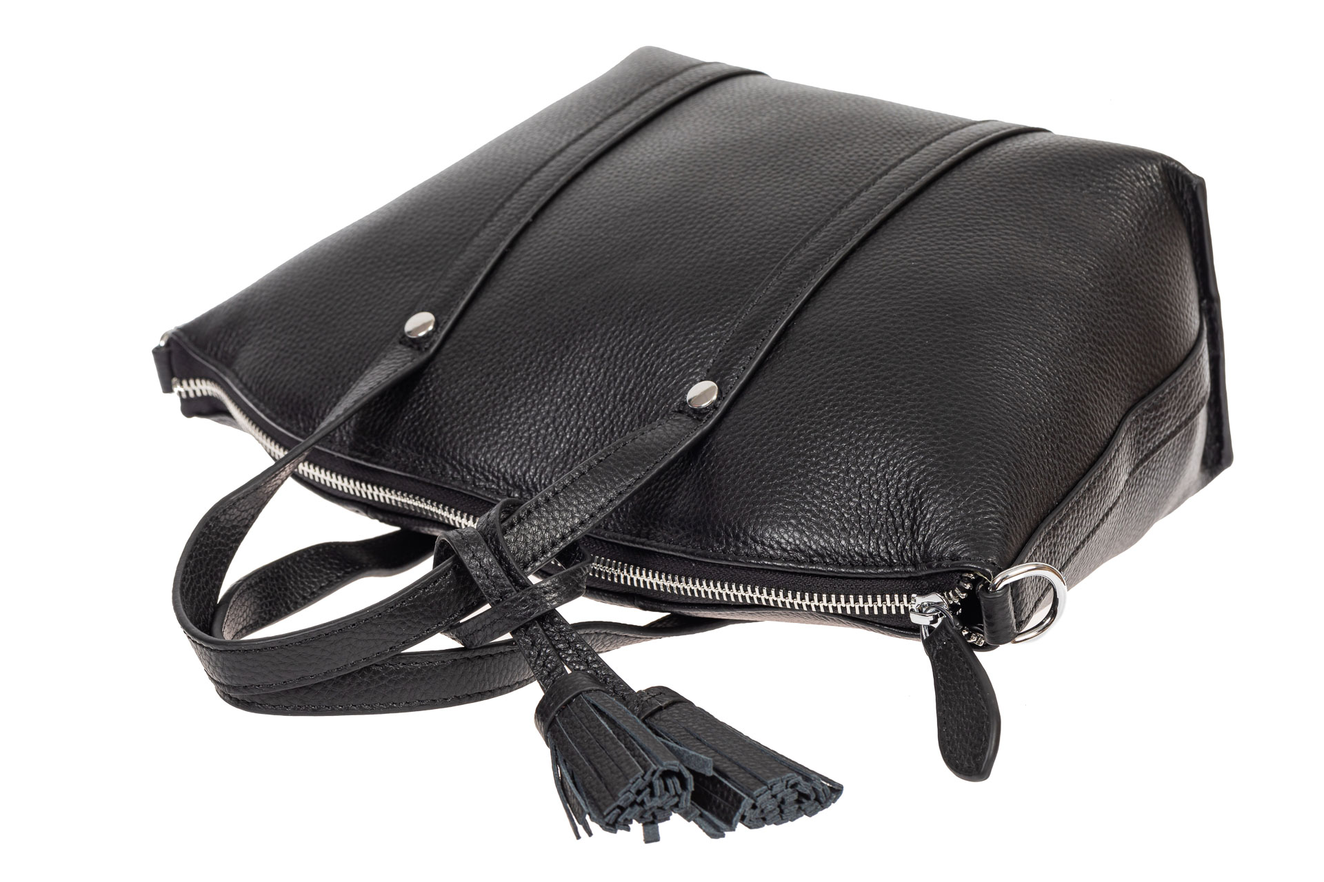 На фото 4 - Небольшая сумка-трапеция из натуральной кожи с подвеской-кисточкой, цвет чёрный