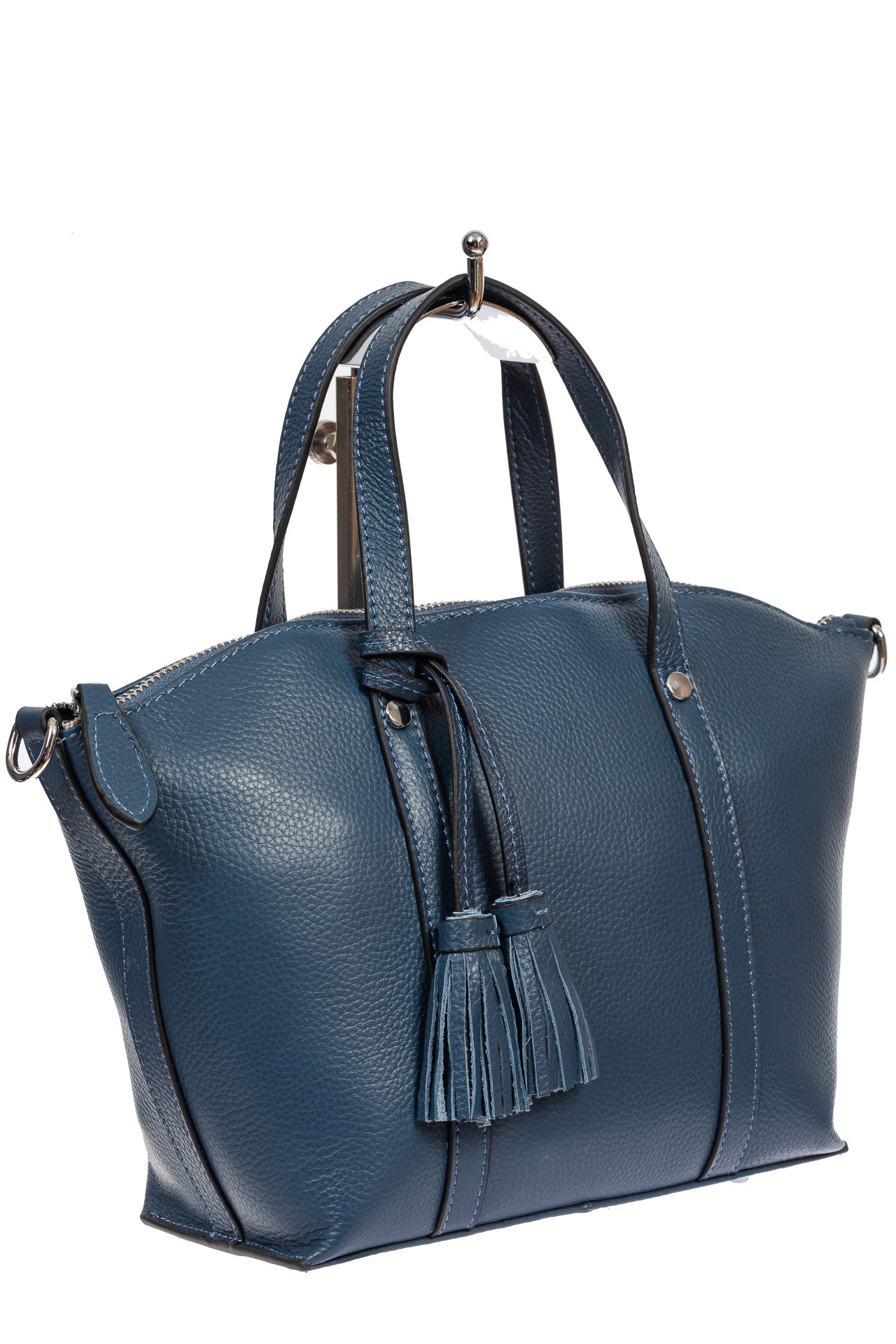 На фото 1 - Небольшая сумка-трапеция из натуральной кожи с подвеской-кисточкой, цвет синий