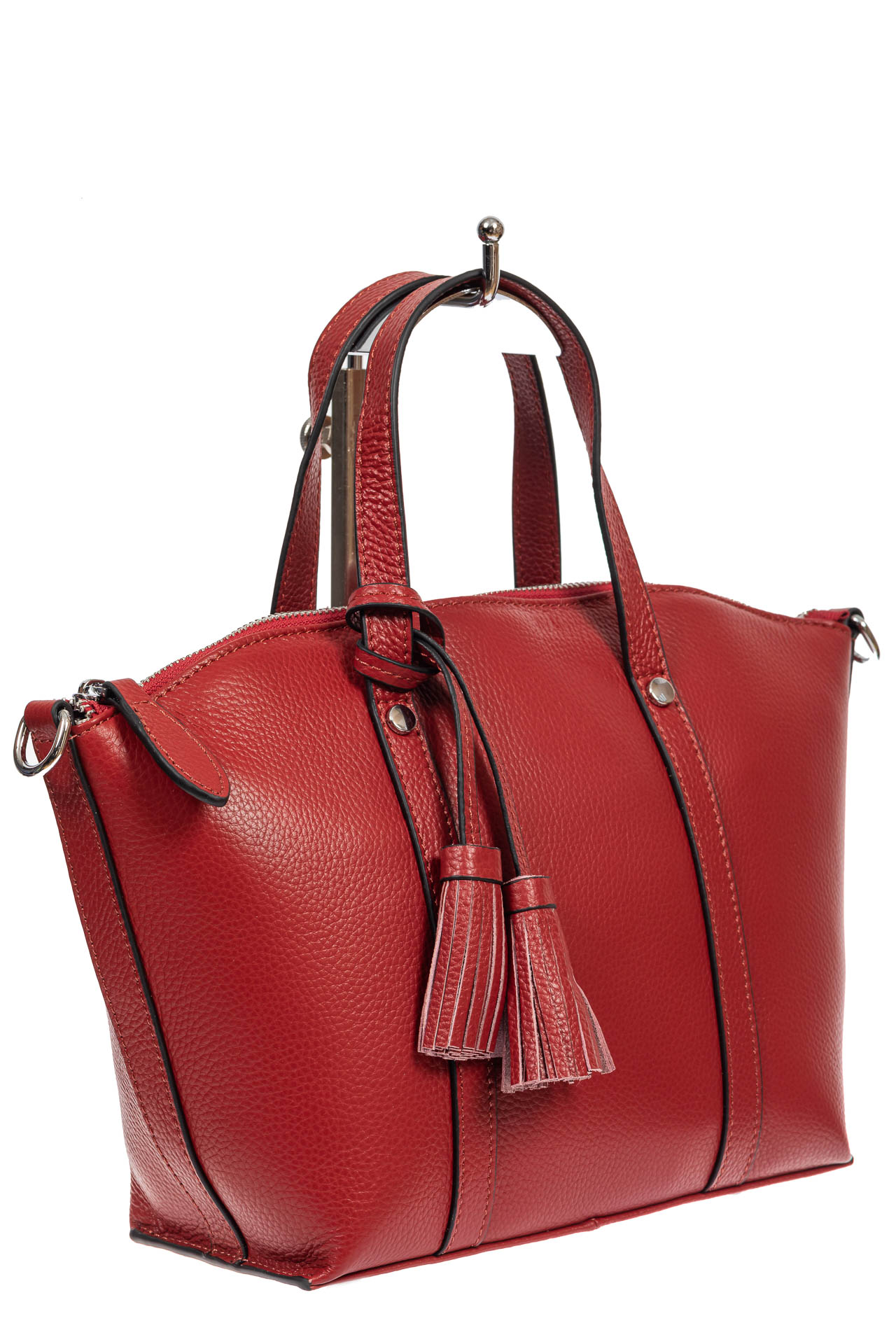 На фото 1 - Небольшая сумка-трапеция из натуральной кожи с подвеской-кисточкой, цвет красный