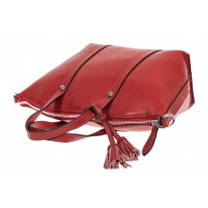 На фото 4 - Небольшая сумка-трапеция из натуральной кожи с подвеской-кисточкой, цвет красный