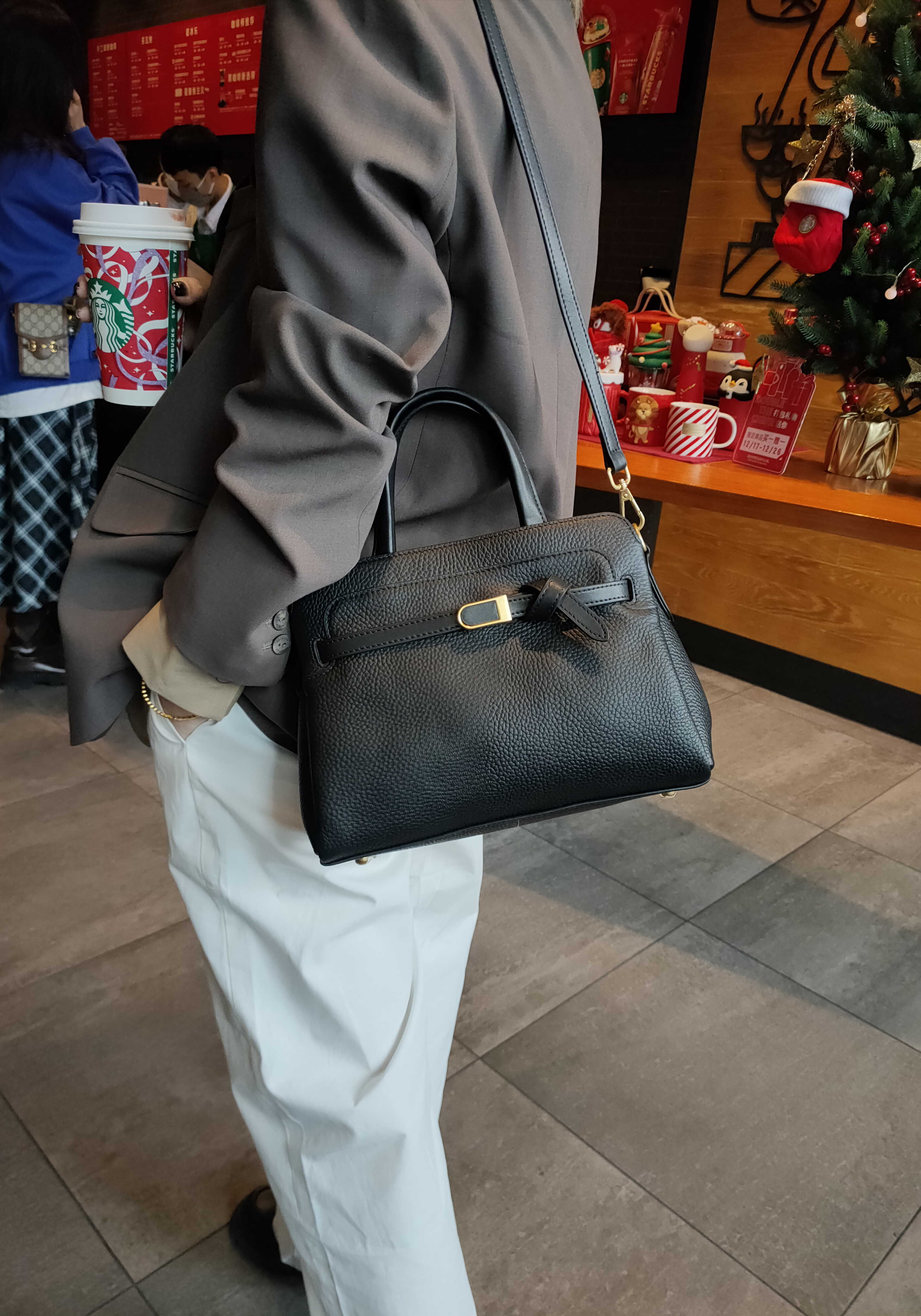 На фото 1 - Кожаная женская сумка-портфель, цвет  черный