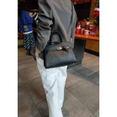 На фото 2 - Кожаная женская сумка-портфель, цвет  черный
