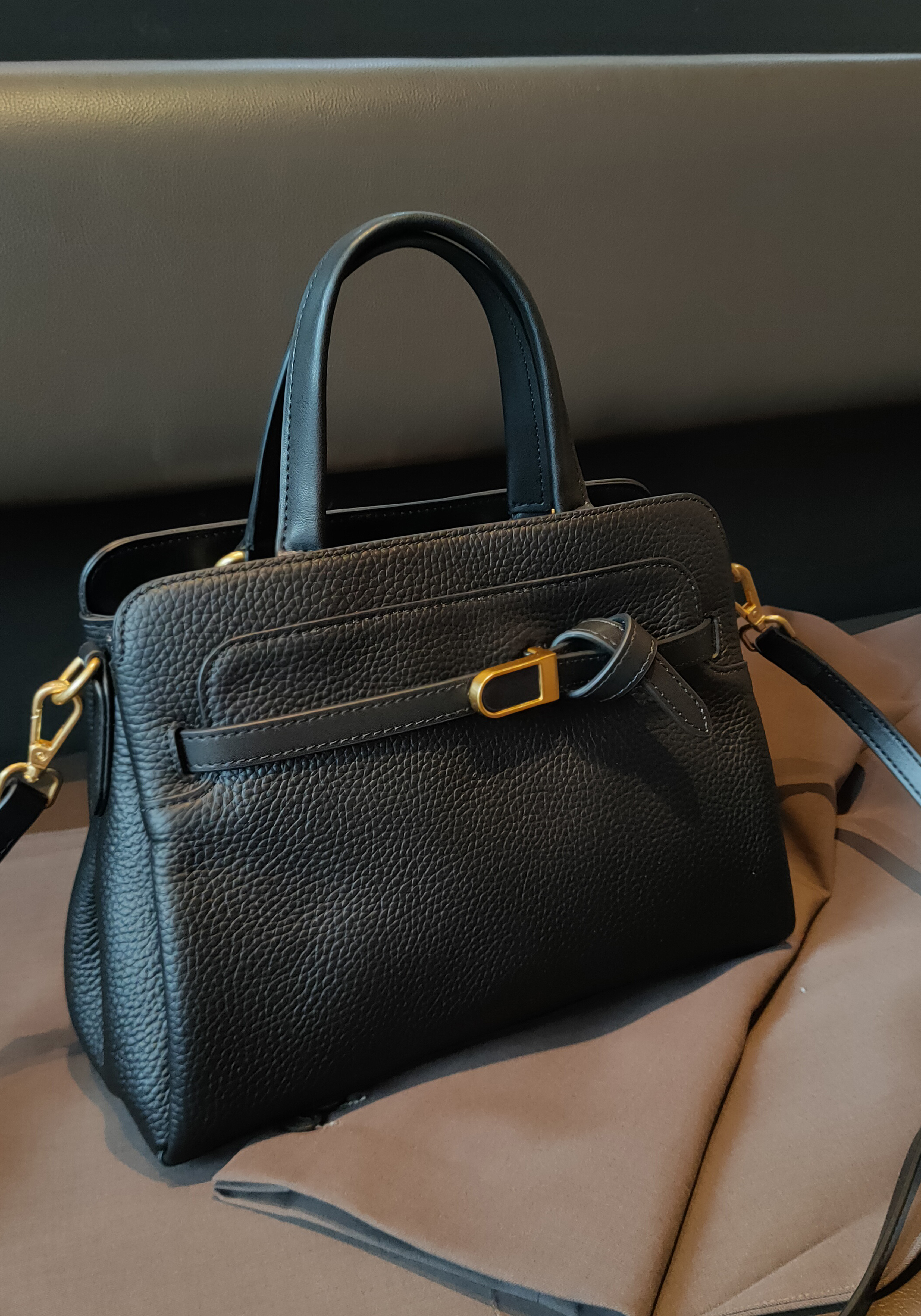 На фото 3 - Кожаная женская сумка-портфель, цвет  черный