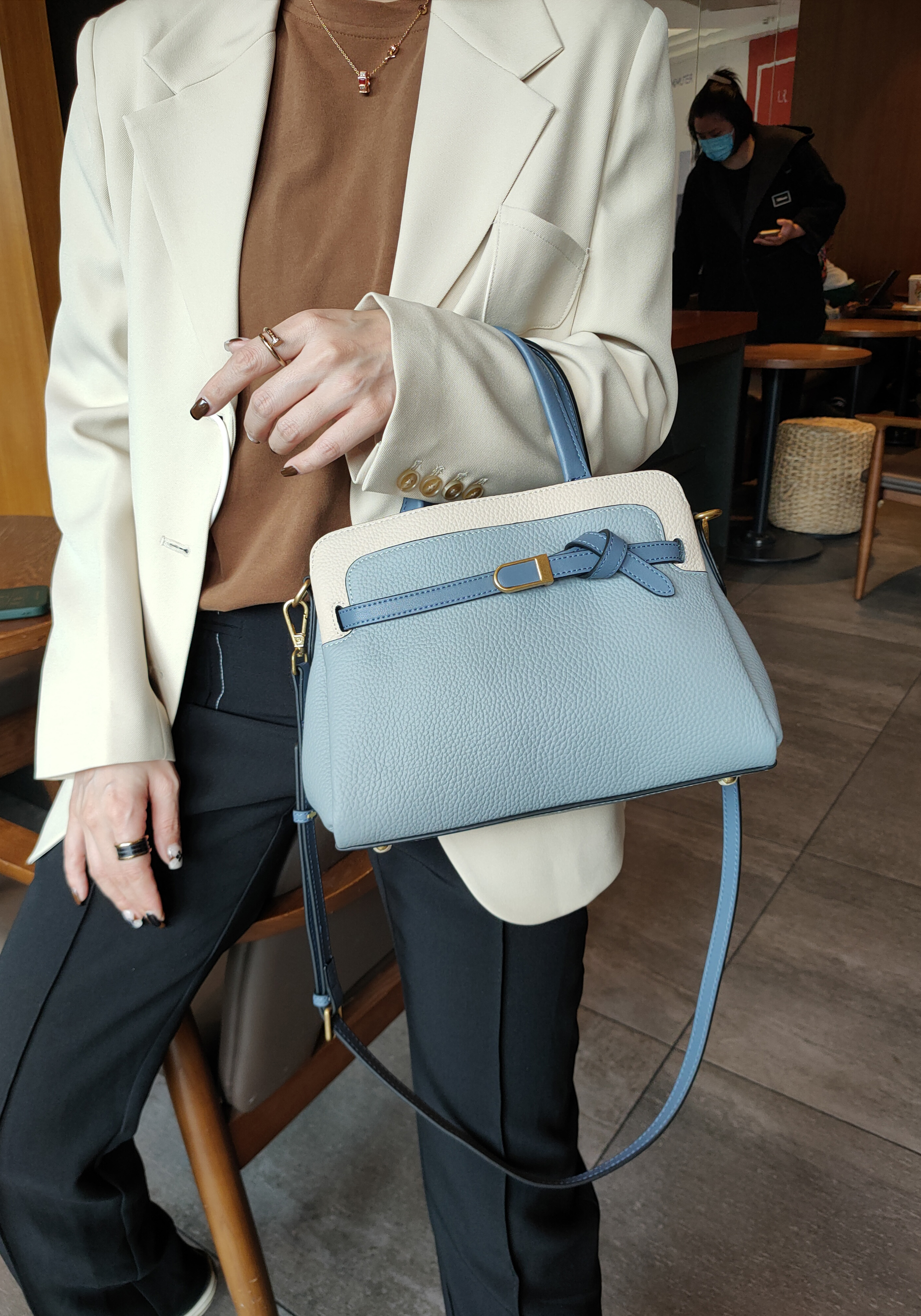 На фото 1 - Кожаная женская сумка-портфель, цвет голубой с молочным