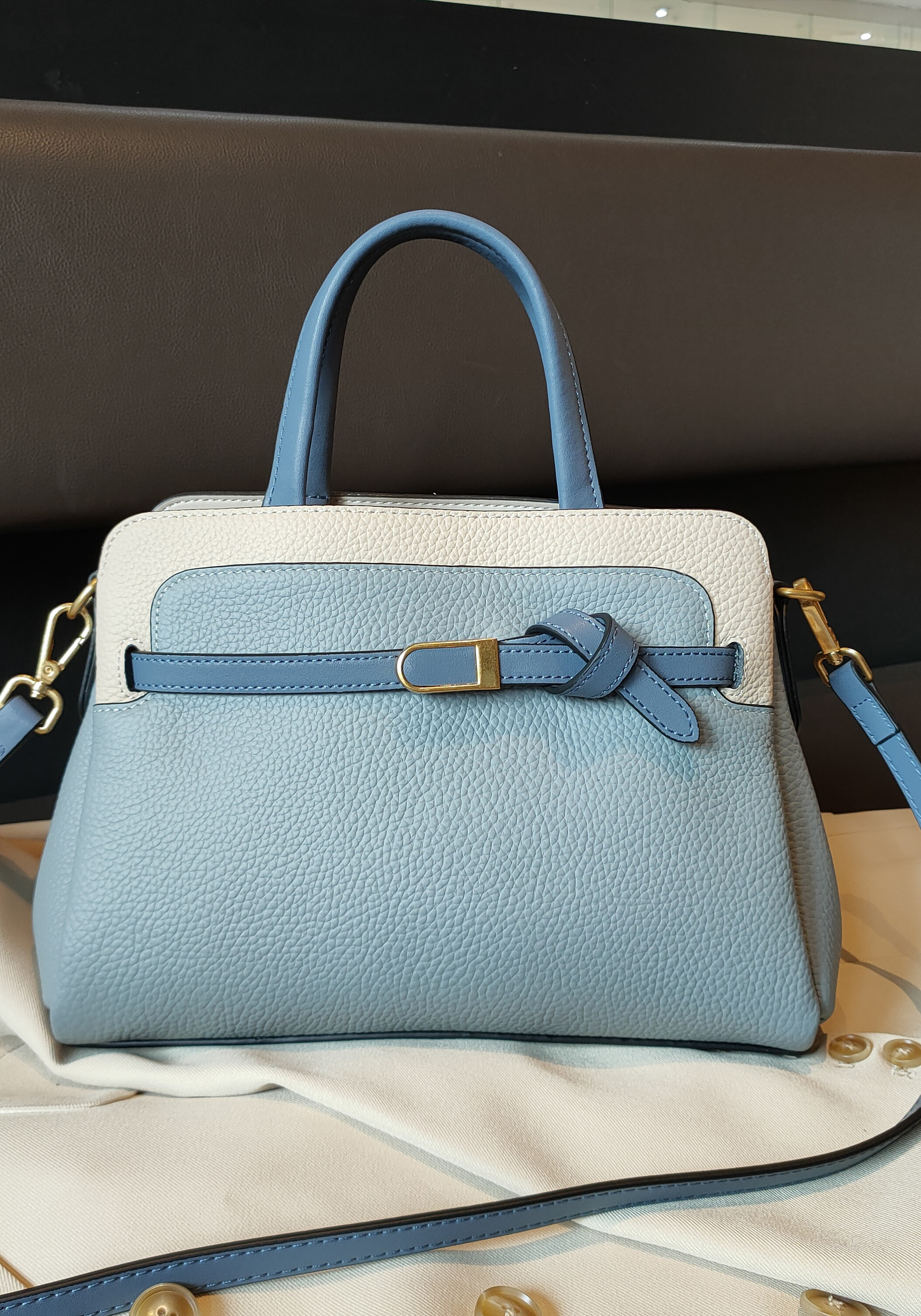 На фото 3 - Кожаная женская сумка-портфель, цвет голубой с молочным