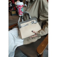 На фото 1 - Кожаная женская сумка-портфель, цвет молочный с серым
