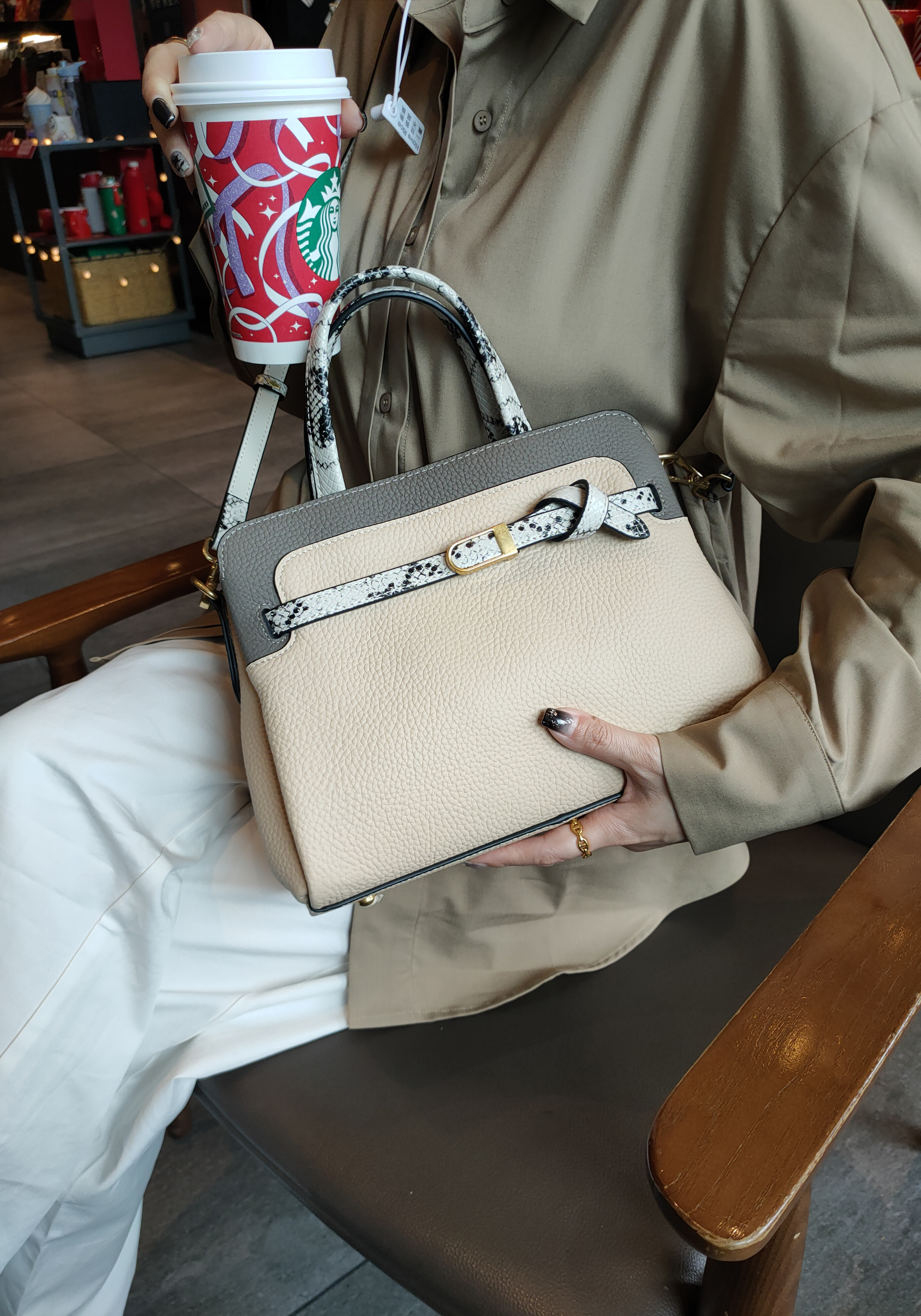 На фото 1 - Кожаная женская сумка-портфель, цвет молочный с серым