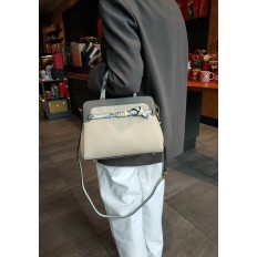 На фото 2 - Кожаная женская сумка-портфель, цвет молочный с серым