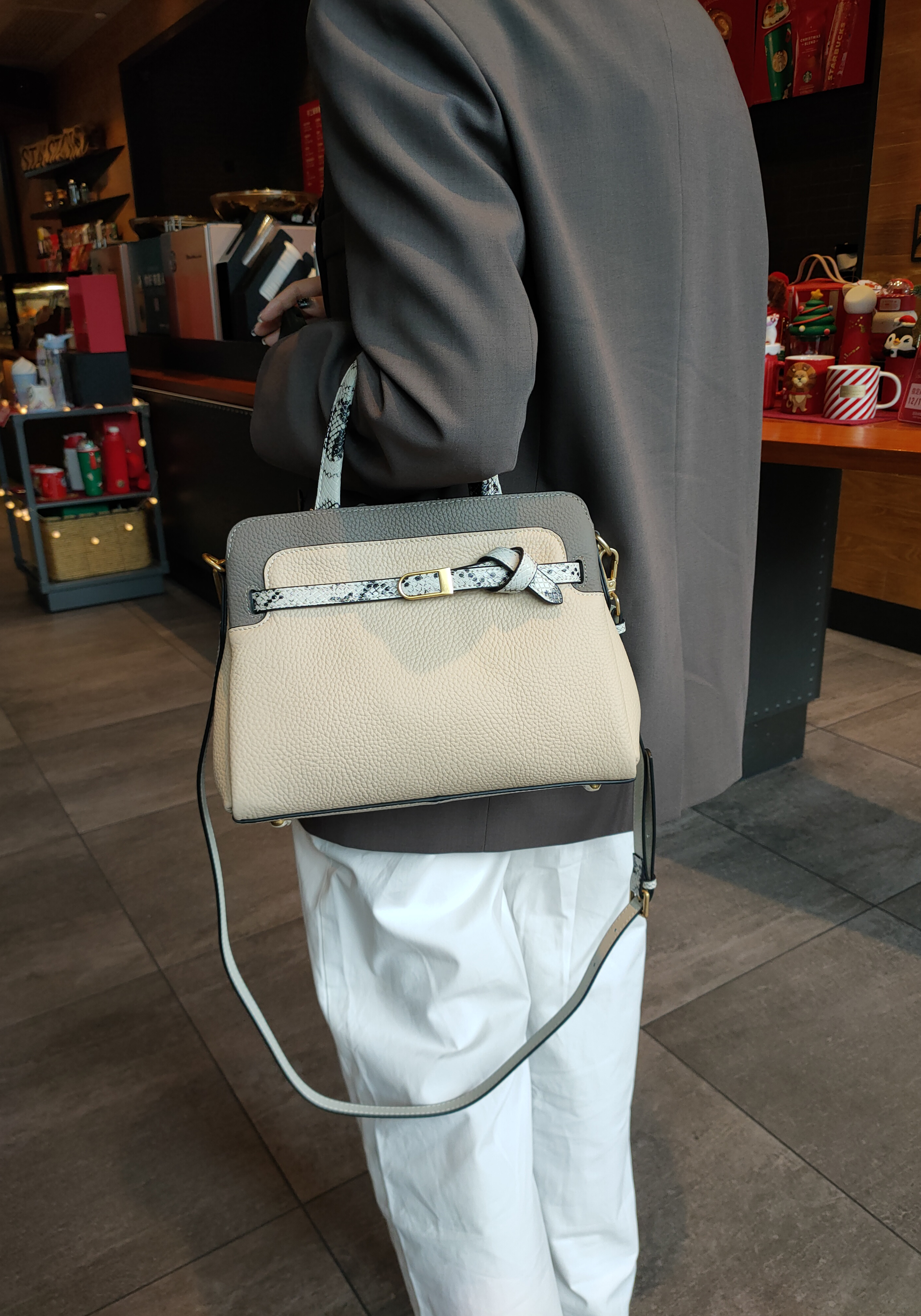 На фото 2 - Кожаная женская сумка-портфель, цвет молочный с серым