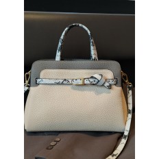 На фото 3 - Кожаная женская сумка-портфель, цвет молочный с серым