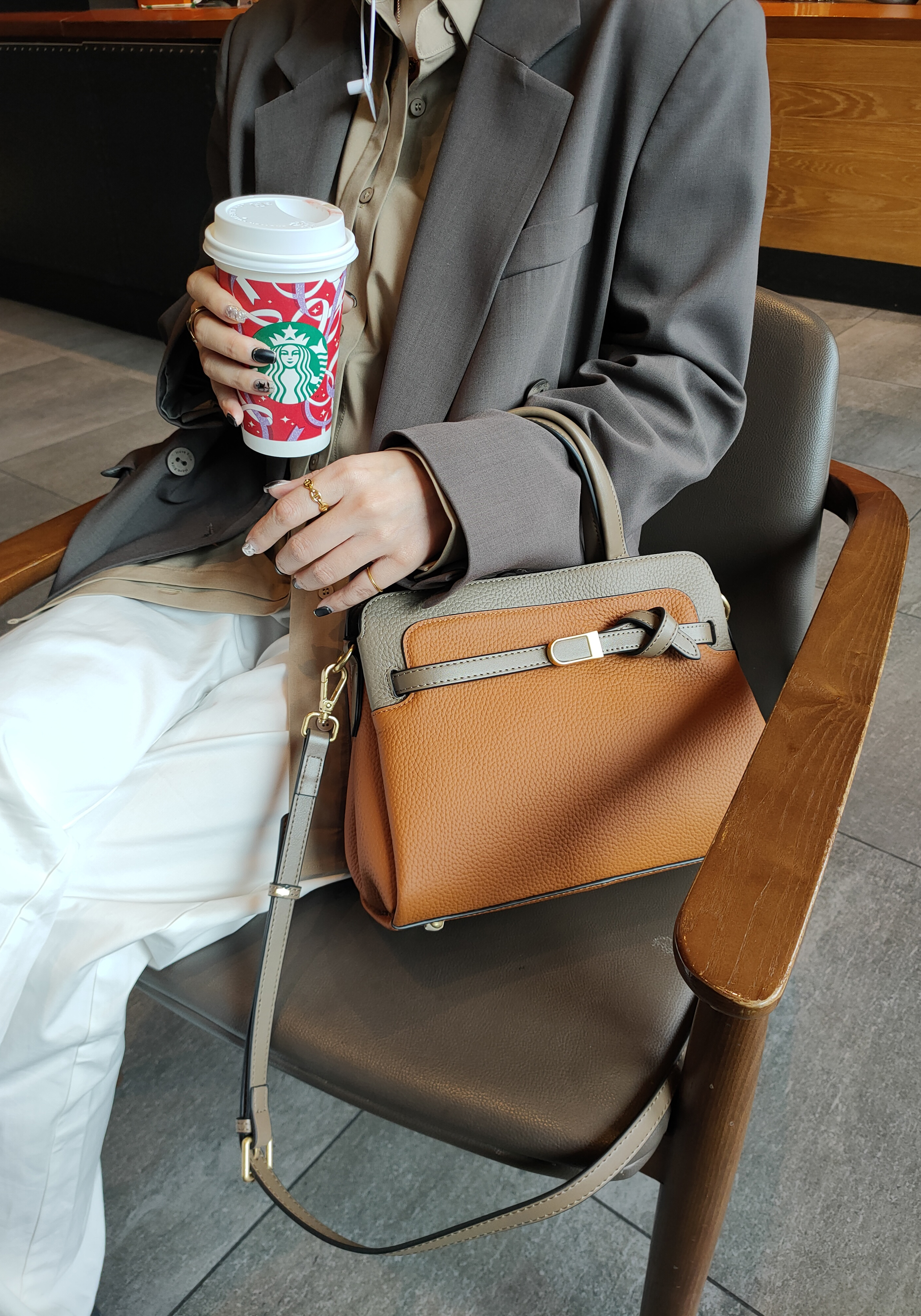 На фото 1 - Кожаная женская сумка-портфель, цвет рыжий с коричневым