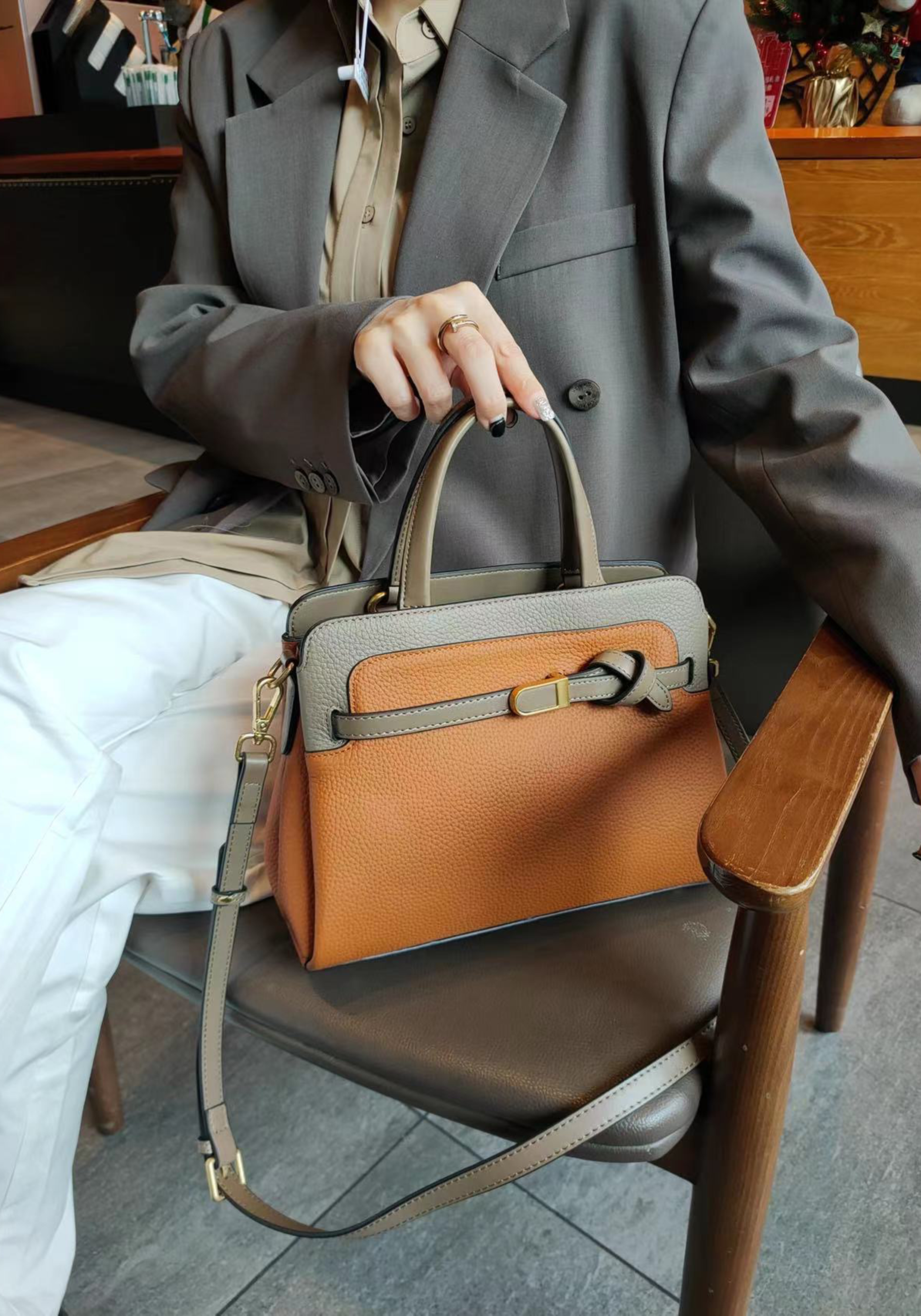На фото 2 - Кожаная женская сумка-портфель, цвет рыжий с коричневым